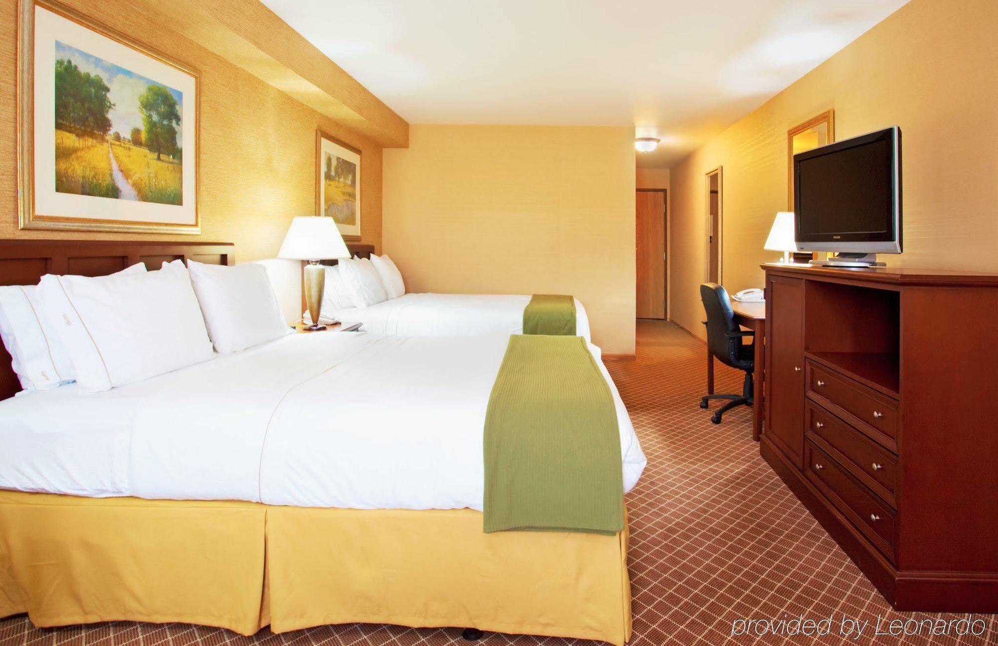 Holiday Inn Express & Suites Iron Mountain, An Ihg Hotel Habitación foto