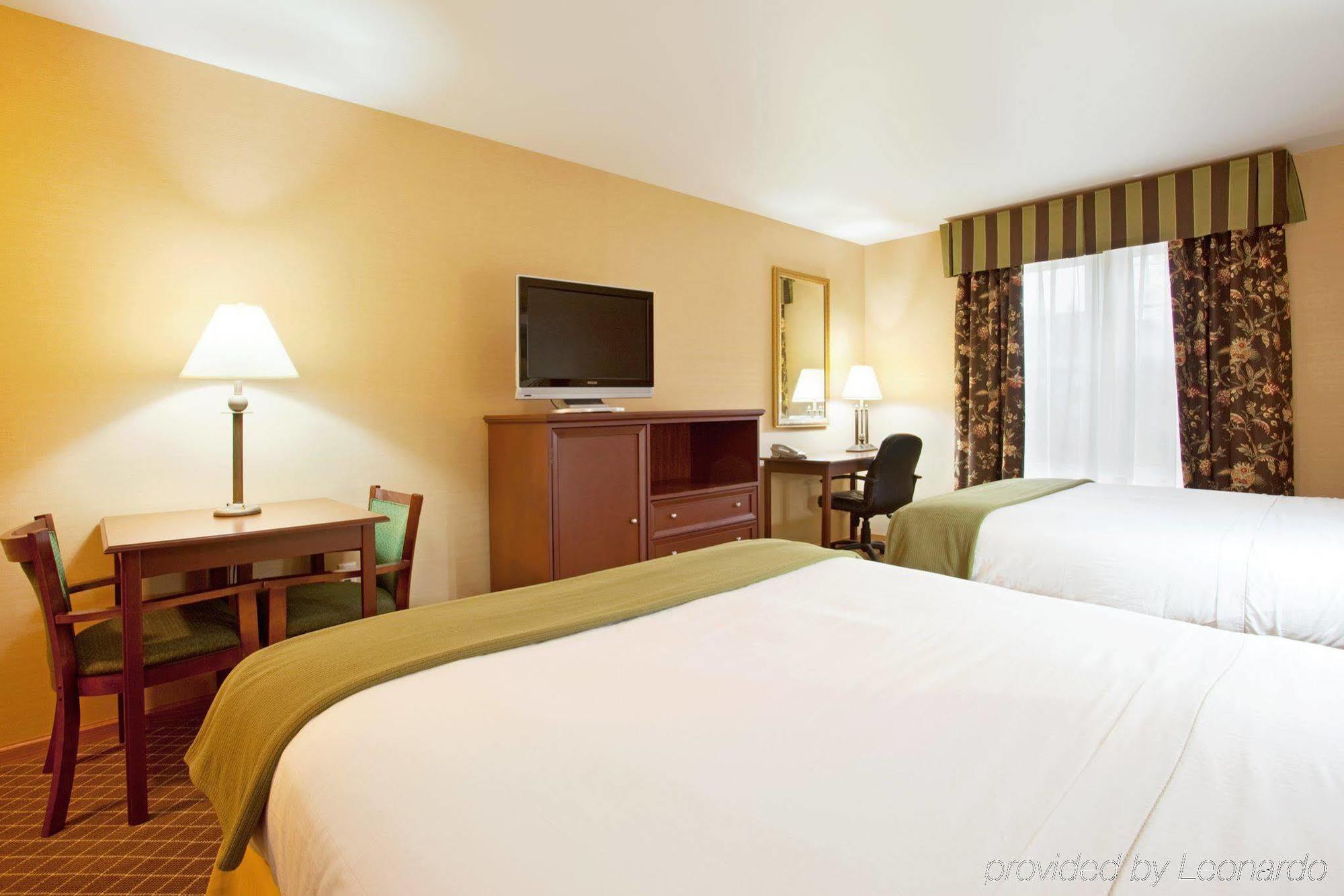 Holiday Inn Express & Suites Iron Mountain, An Ihg Hotel Habitación foto